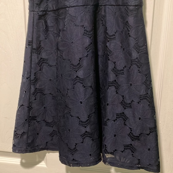- Children’s place 7/8 girls sleeveless dress navy blue floral lace - Picture 3 of 7